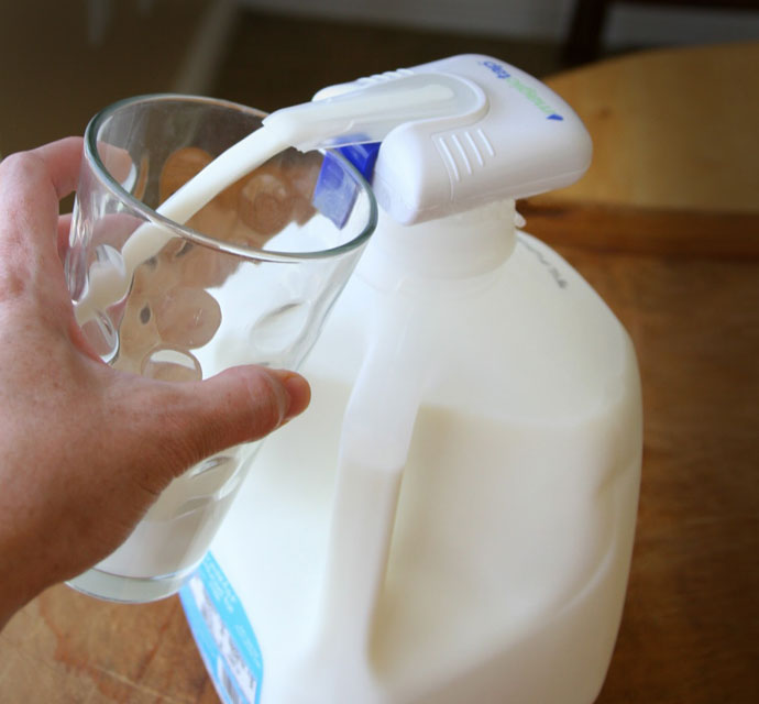 Milk dispensing from a milk spill-free dispenser