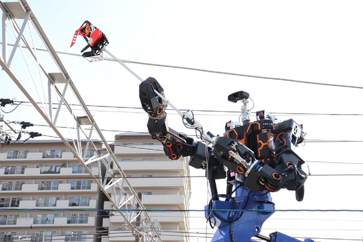 Japanese VR railway robot fixing power lines
