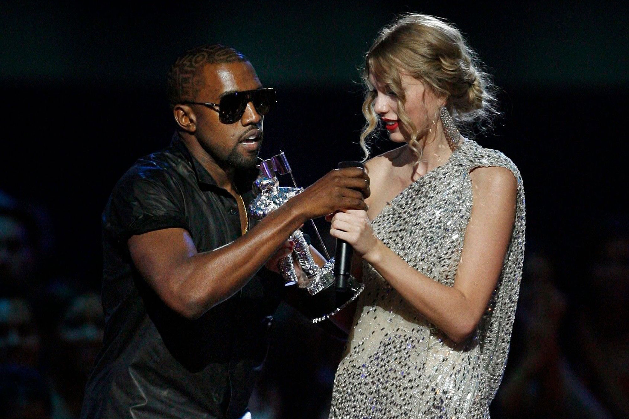 Kanye West Interrupting Taylor Swift
