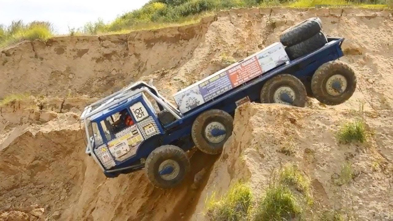 A truck got stuck at the edge of a cliff
