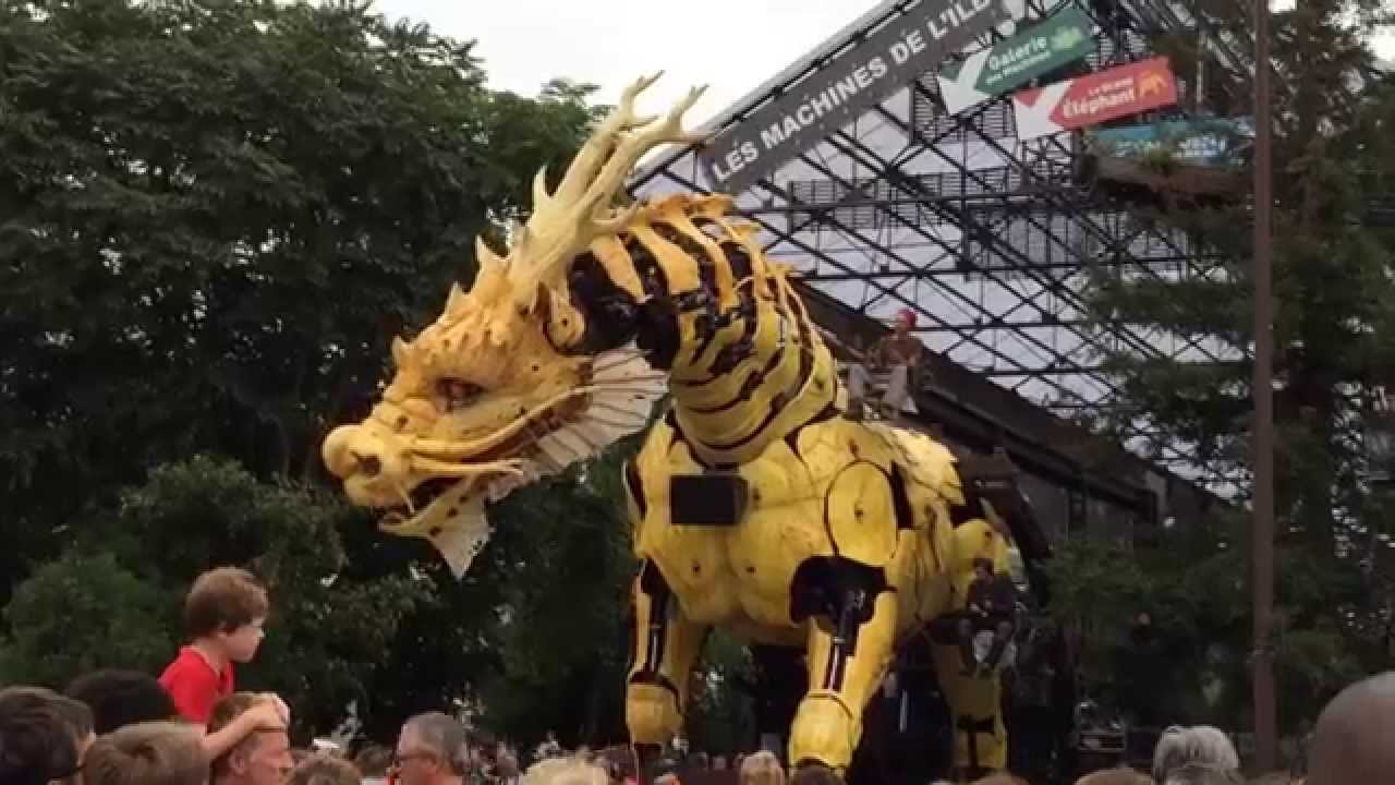 Nantes mechanical giant dragon in front of an amazed crowd