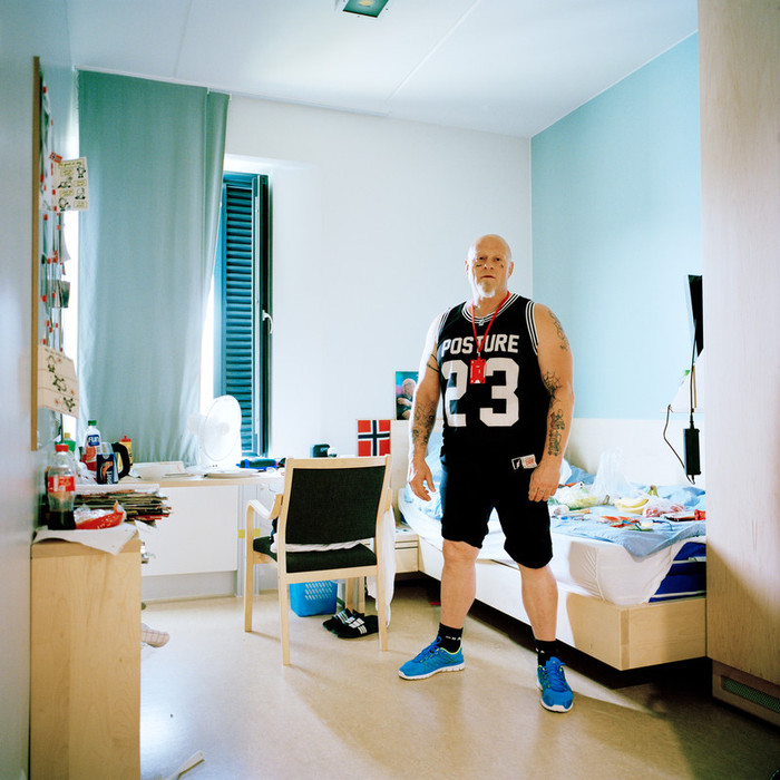  A man standing in a Norwegian prison cell