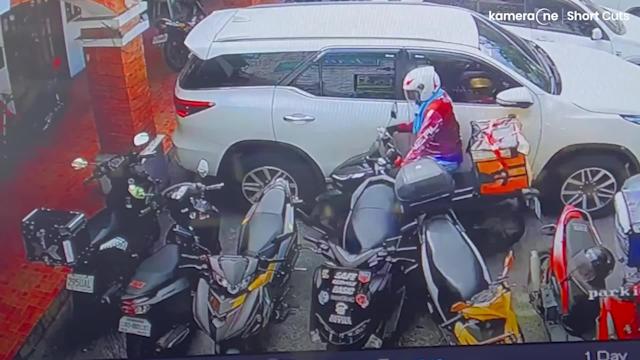 Reckless Delivery Driver Hastily Bumps Parked Motorbikes And SUV