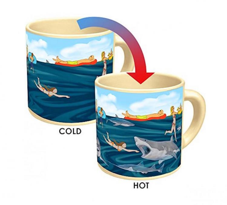Skin and blue-colored heat changing coffee mug with an imprinted beach scene