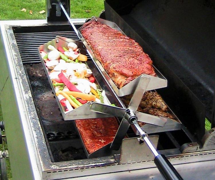 Rib o lator having meat, veggies, potato wedges on the grill
