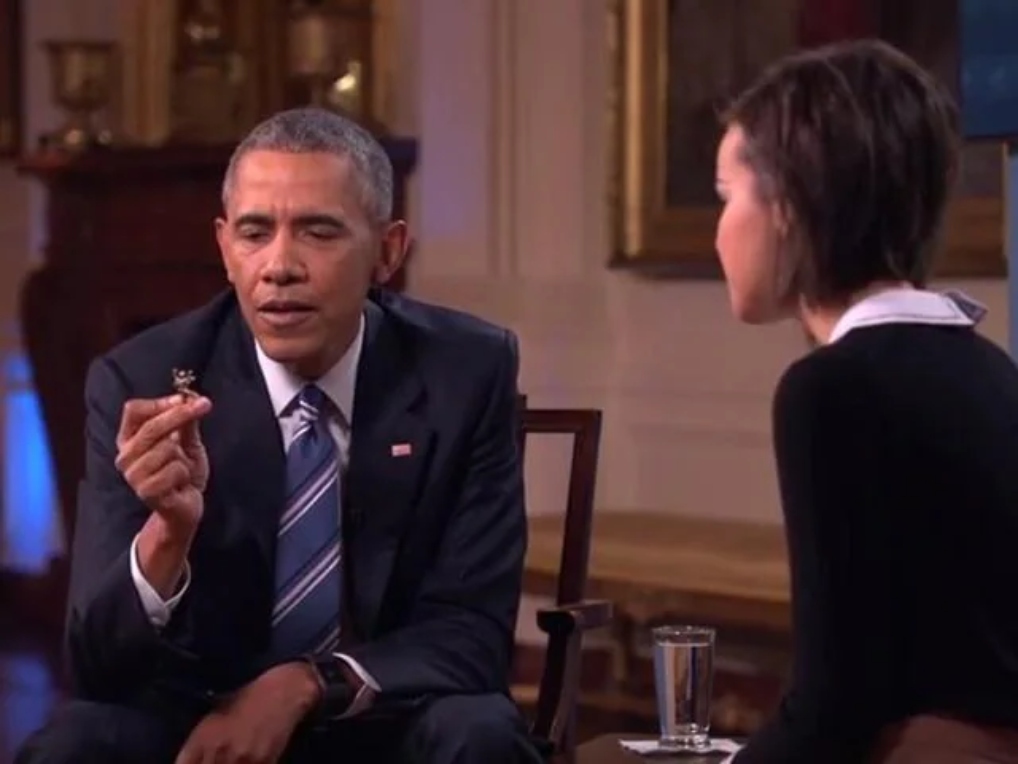 Snapshot of the interview video in which Obama was showing his lucky charm to Youtube interviewer