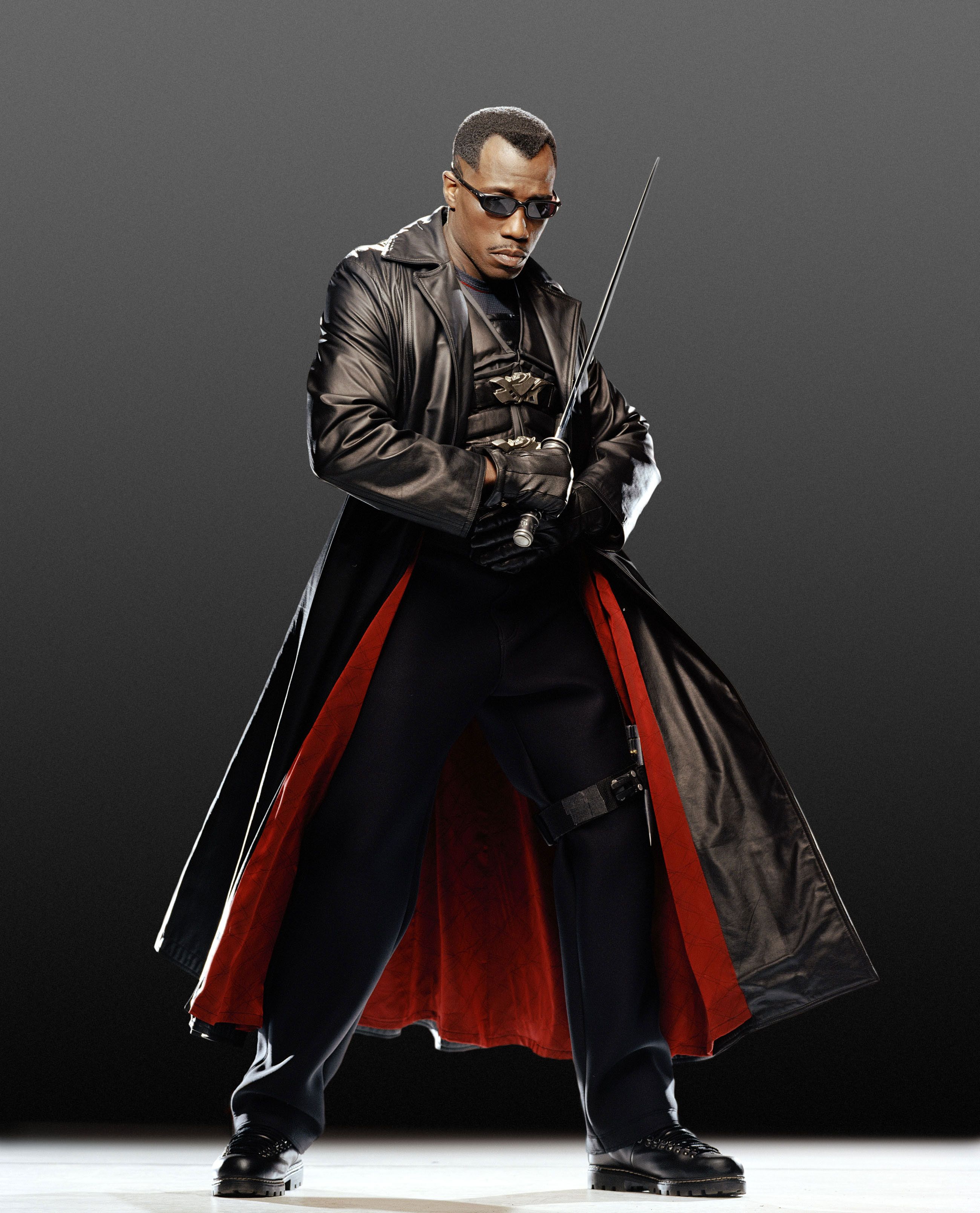 Wesley Snipes is attired fiercely in a black sunglass, a leather outfit, and a sword in his hand