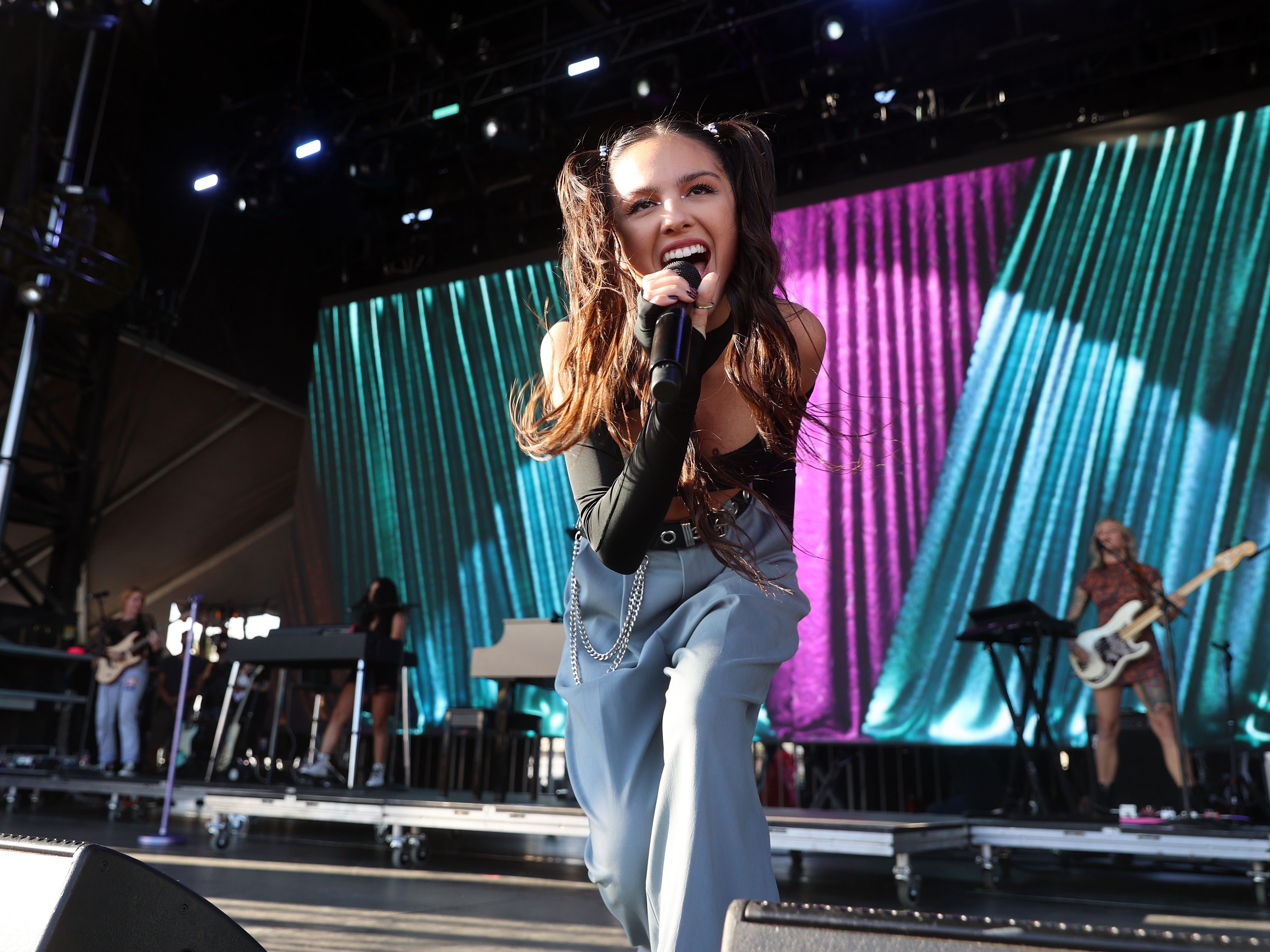 Fans Are Shocked As Olivia Rodrigo Jumps On Stage To Sing At Manchester Bar