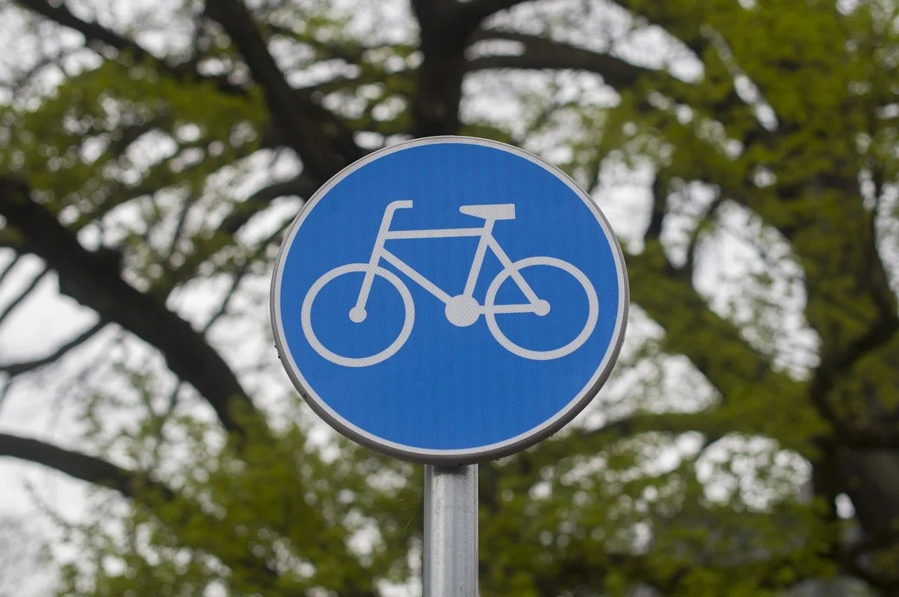 White cycle on a blue background road sign