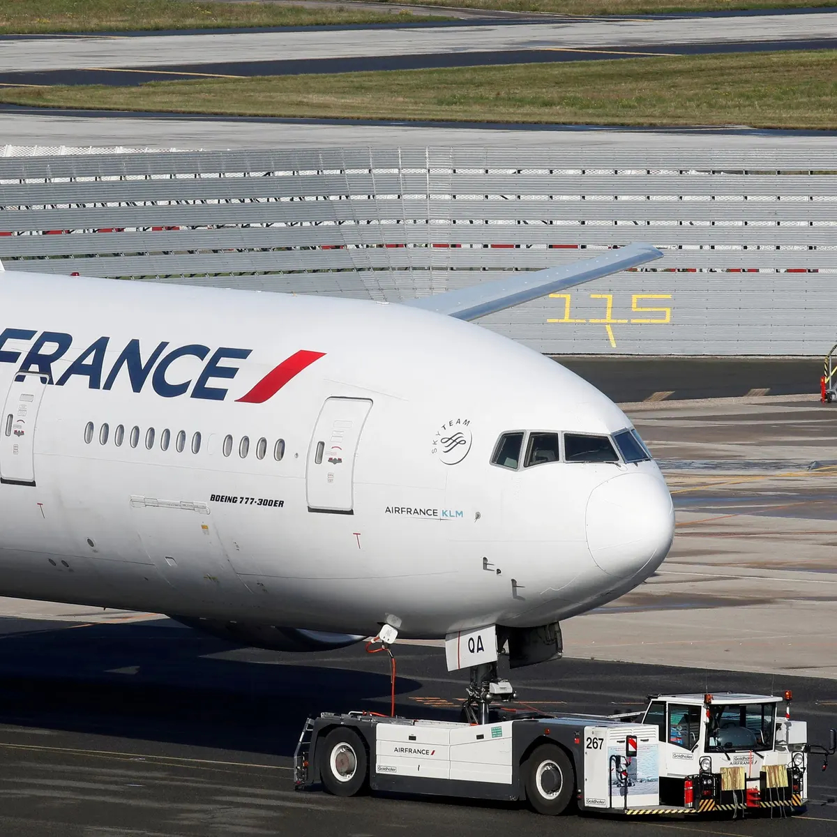 Two Air France Pilots Suspended After A Fight In Cockpit