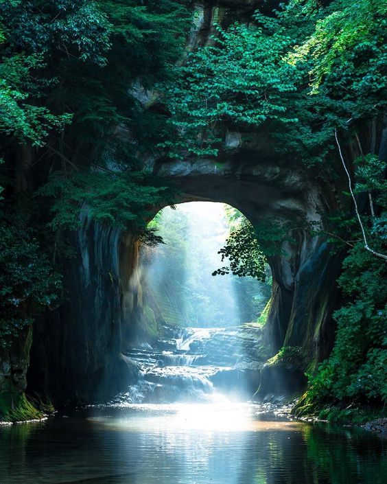 Why Japan's Nomizo Falls Is Known As The Heart Of Light?