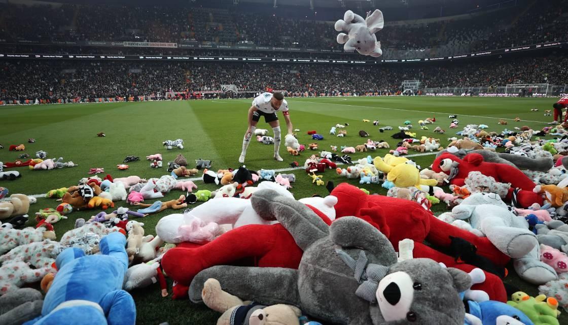 Soccer Fans' Heartwarming Gesture - Fans Throw Toys Onto Field For Earthquake Victims In Turkey!