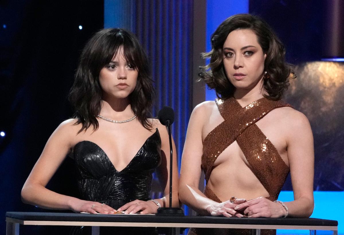 Deadpan Twins Jenna Ortega And Aubrey Plaza Co-Presented At The 2023 SAG Awards - A Hilarious Duo To Watch!