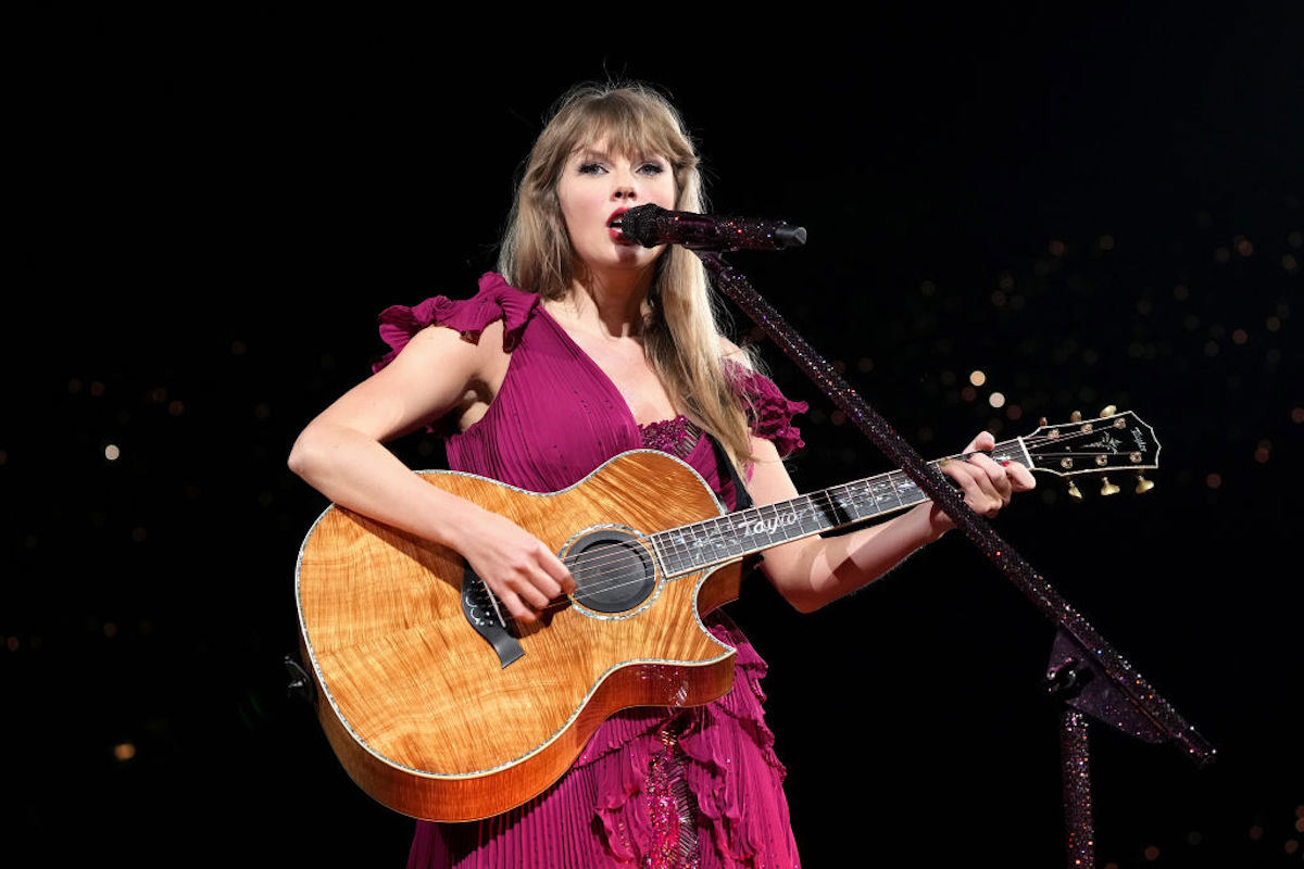Video Of Taylor Swift Struggling To Free Her Dress On Stage Goes Viral