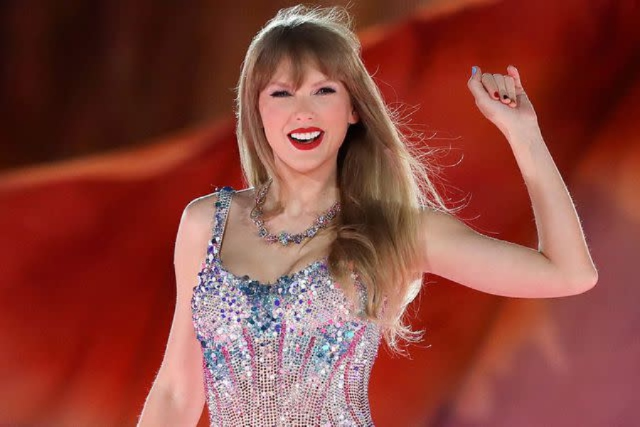 Taylor Swift Laugh Off Stage Mishap At Tampa Eras Tour Stop