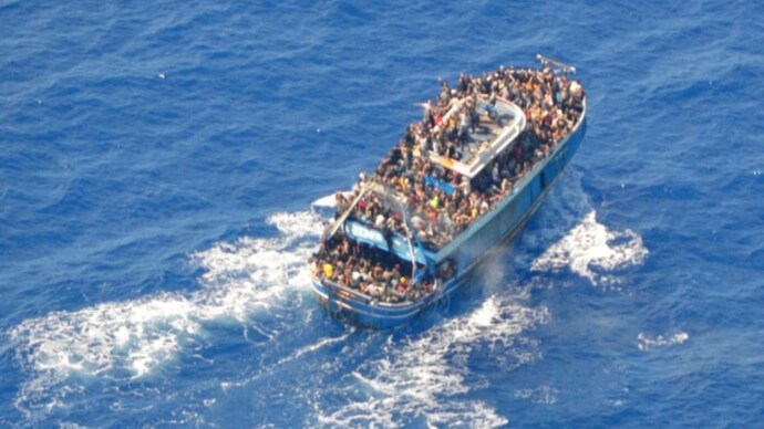 The Shipwreck In Greece Showing Many People On Board The Ship