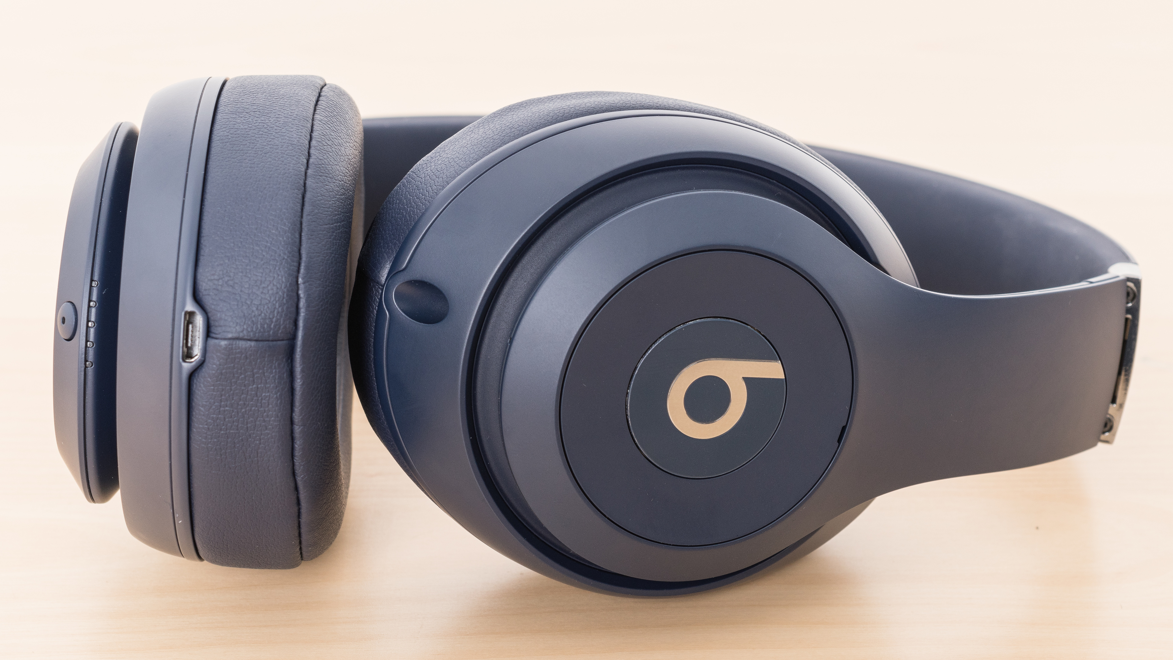 Beats Studio3 Vs Bose QC35 - Price And Performance Face-Off