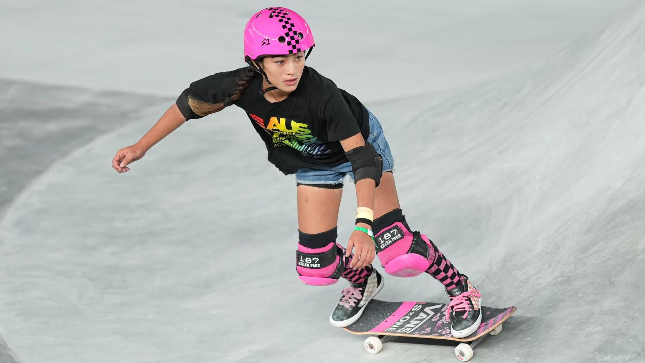 Arisa Trew skateboarding