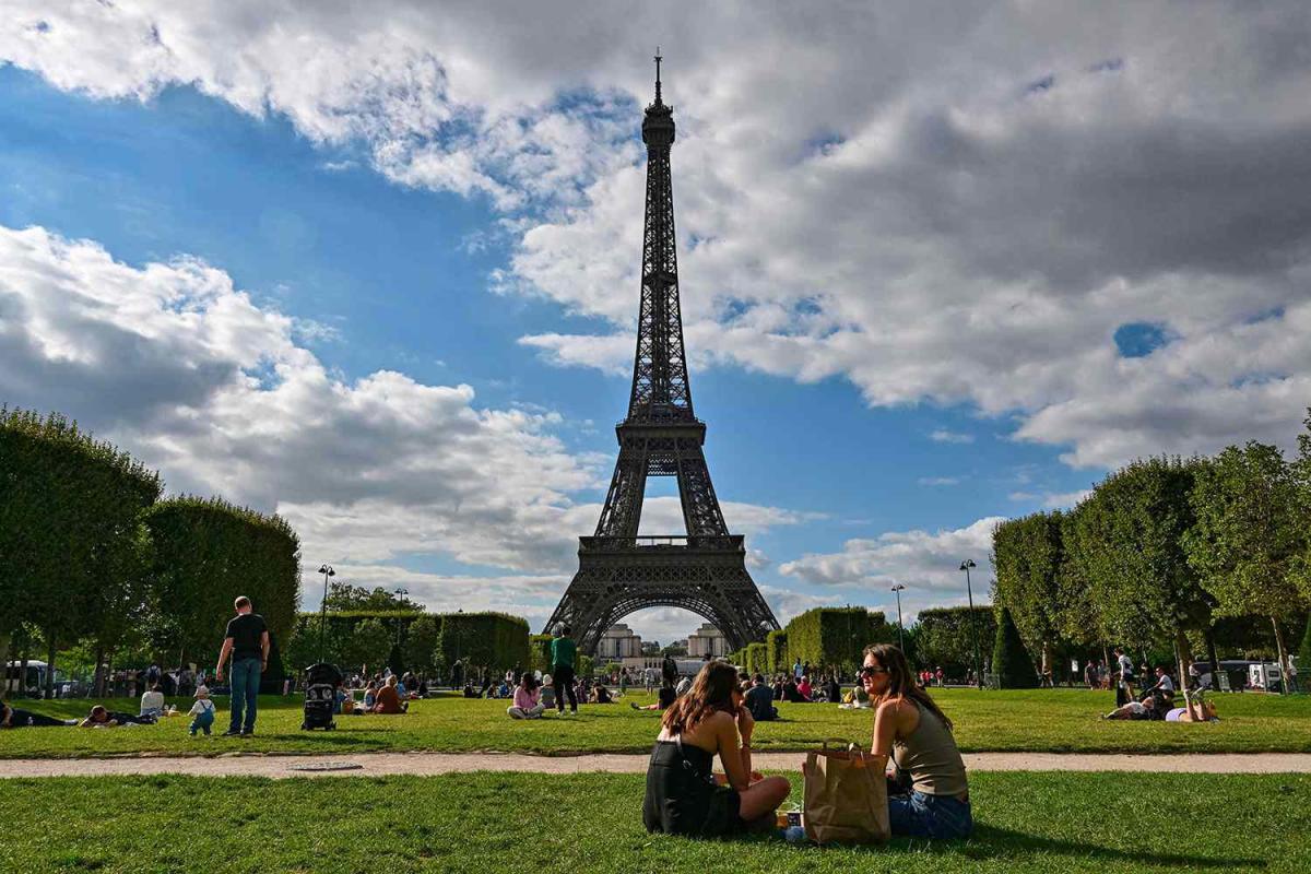 Drunk Tourists Fall Asleep After Breaking Into The Eiffel Tower Late At Night