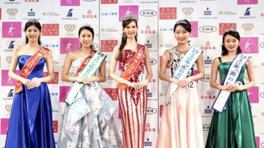 Carolina Shiino with other contestants in Miss Japan